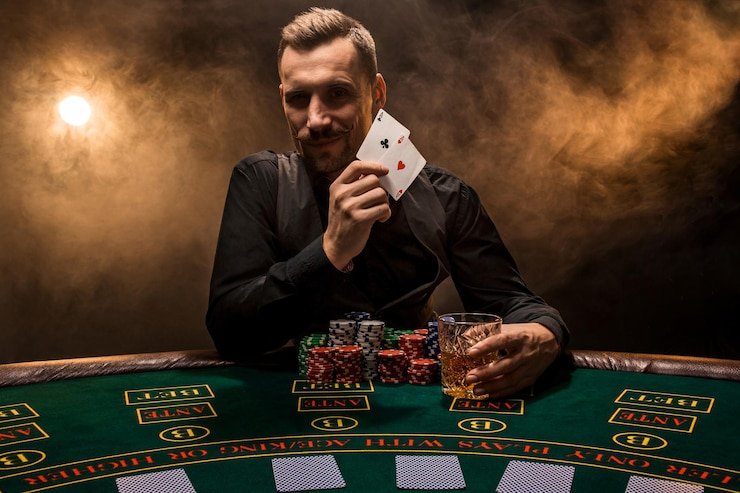 Dealer profesional sdy pools mempersiapkan dadu di studio live Sic Bo dengan pencahayaan profesional